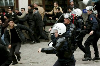 kurdish kids fighting turkish police