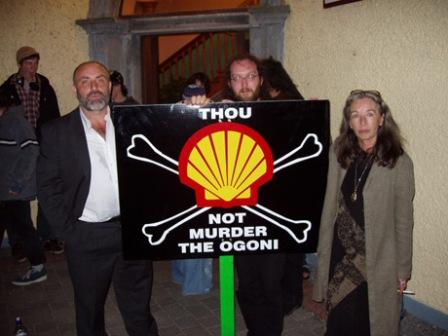 The speakers Maura Harrington and Padhraig Campbell are on either side of Tommy�s new sign.