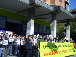 Gastheis/ Vitoria protest against Spanish police raid on trade union LAB's HQ in Donosti and ten arrests