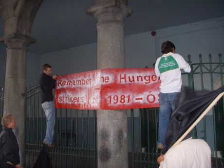 Erecting anSF Hungerstrike Banner on City Hall