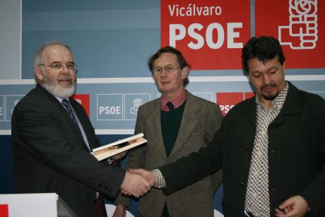 Francie Molloy, Harry Owens and Juan Julin Ramn. The latter personally opened the local PSOE beer dispenser for us 