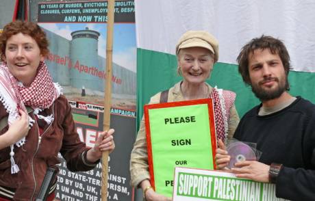 From L to R: Michelle (Irish Centre for Human Rights), Maureen (Permanent Revolution) and Nathan (ICHR and Free Palestine Campaign)