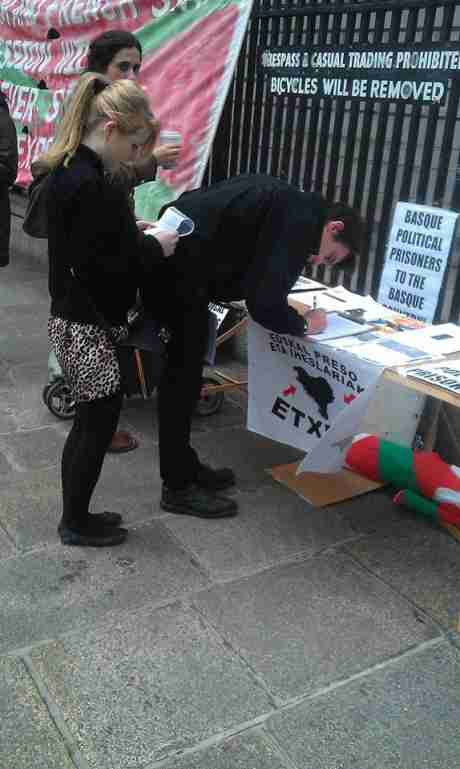 Passers-by read leaflets and sign for solidarity with Basque political prisoners, Baile tha Cliath, yesterday.